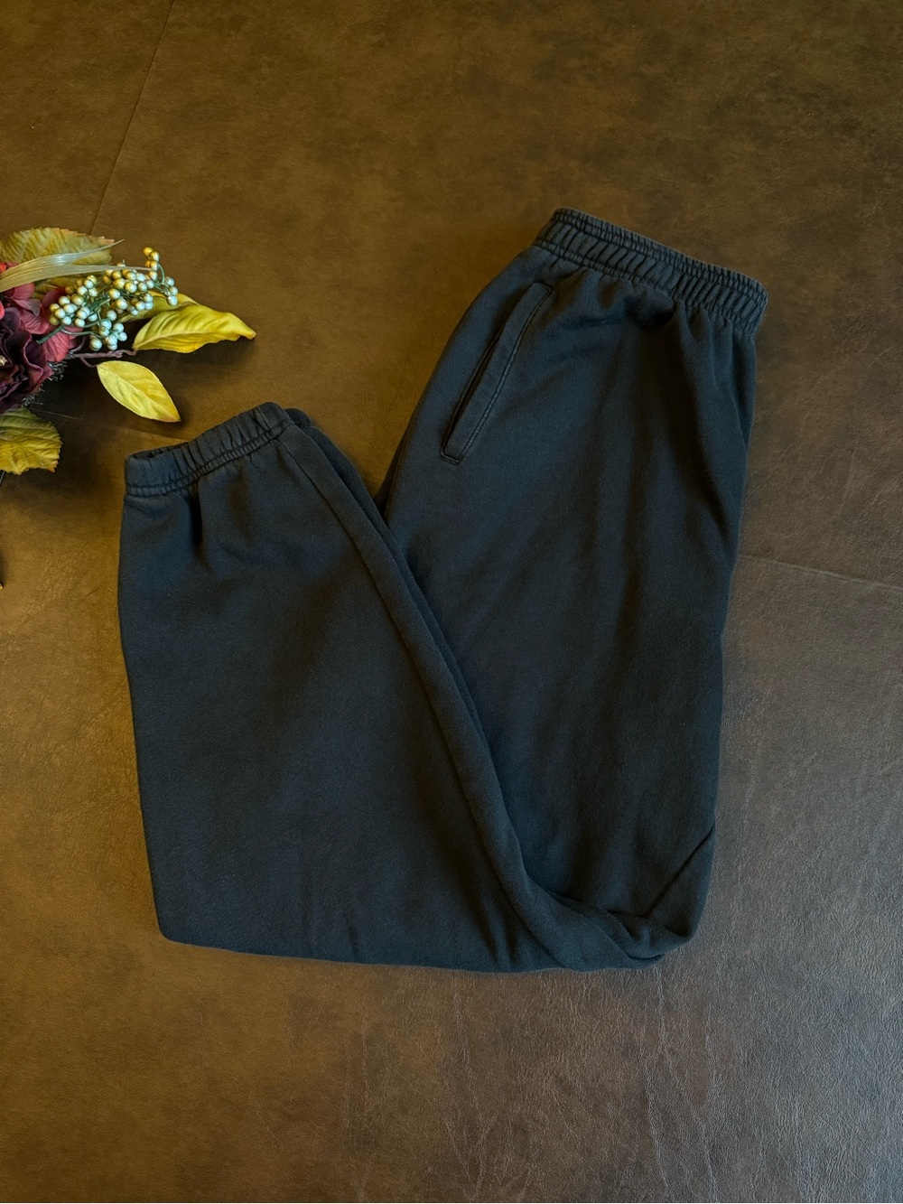 GAP Women’s Fleece Black Joggers; Size Medium (M)